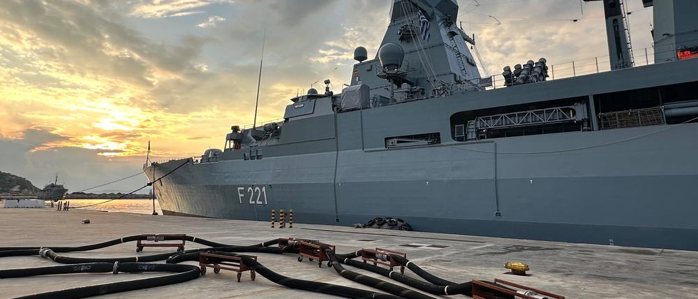 Die Fregatte Hessen vor Anker.