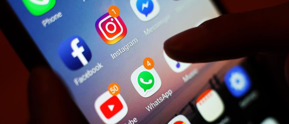 Ein Blick auf ein Handy mit den verschiedenen Social Media Apps