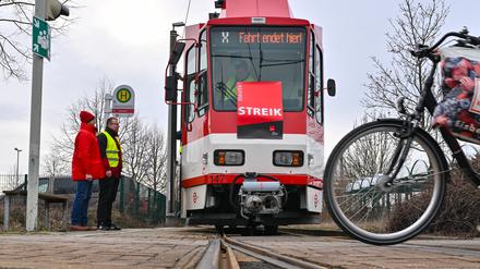 ARCHIV - 02.02.2024, Brandenburg, Cottbus: Warnstreik der Mitarbeiter vom Cottbusverkehr. Busse und Straßenbahnen sollen beginnend am Mittwoch in mehreren Landesteilen Brandenburgs wegen eines Warnstreiks stillstehen. (zu dpa: «Reihe von Warnstreiks im öffentlichen Nahverkehr in Brandenburg») Foto: Patrick Pleul/dpa +++ dpa-Bildfunk +++