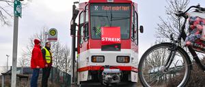 ARCHIV - 02.02.2024, Brandenburg, Cottbus: Warnstreik der Mitarbeiter vom Cottbusverkehr. Busse und Straßenbahnen sollen beginnend am Mittwoch in mehreren Landesteilen Brandenburgs wegen eines Warnstreiks stillstehen. (zu dpa: «Reihe von Warnstreiks im öffentlichen Nahverkehr in Brandenburg») Foto: Patrick Pleul/dpa +++ dpa-Bildfunk +++