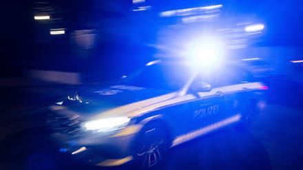 Ein Polizeifahrzeug im Einsatz. (Symbolbild)