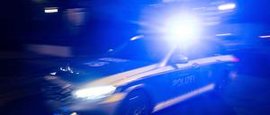 Ein Polizeifahrzeug im Einsatz. (Symbolbild)