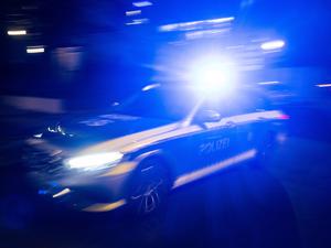 Ein Polizeifahrzeug im Einsatz. (Symbolbild)