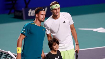 Da war die Laune noch gut. Alexander Zverev (r.) und Daniel Altmaievor dem Match.