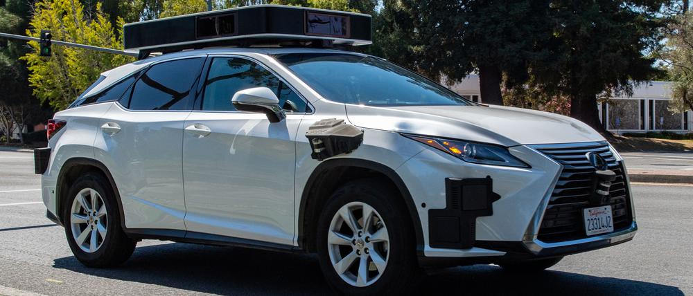 Ein zum selbstfahrenden Fahrzeug umgebauter Testwagen von Apple ist im Silicon Valley zu sehen.