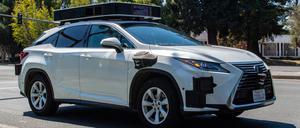 Ein zum selbstfahrenden Fahrzeug umgebauter Testwagen von Apple ist im Silicon Valley zu sehen. 