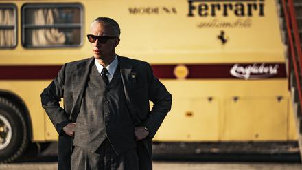 Ein Rätsel von einem Mann. Adam Driver als Enzo Ferrari spielt einen Mann mit vielen Problemen.  