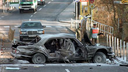 Polizeibeamte stehen 1989 in Bad Homburg neben dem Wrack der Herrhausen-Limousine.