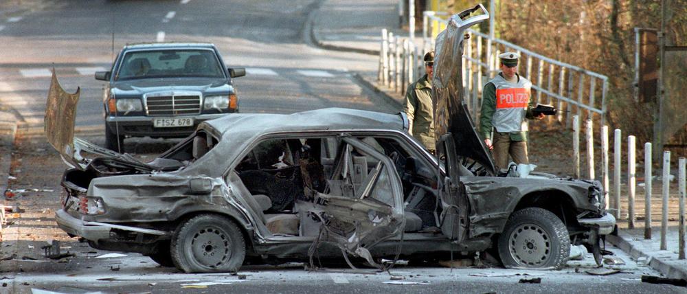 Polizeibeamte stehen 1989 in Bad Homburg neben dem Wrack der Herrhausen-Limousine.