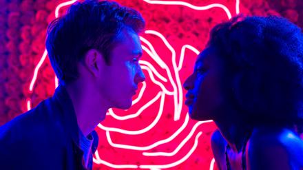 Zur ARTE-Sendung
You & Me (1/6
Ben (Harry Lawtey) und Jess (Sophia Brown) bei ihrem ersten Date
© ITV Studios 2022/All rights reserved
Foto: ZDF
Honorarfreie Verwendung nur im Zusammenhang mit genannter Sendung und bei folgender Nennung "Bild: Sendeanstalt/Copyright". Andere Verwendungen nur nach vorheriger Absprache: ARTE-Bildredaktion, Silke Wölk Tel.: +33 3 90 14 22 25, E-Mail: bildredaktion@arte.tv You & Me Series