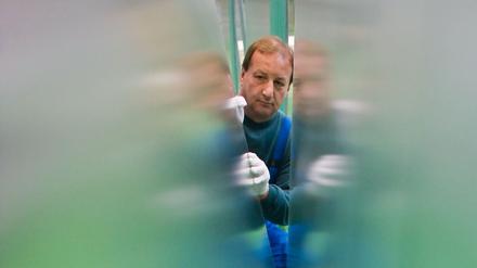 Der Mitarbeiter Gerd Heinsch von der Glasmanufaktur Brandenburg im südbrandenburgischen Tschernitz (Spree-Neiße).