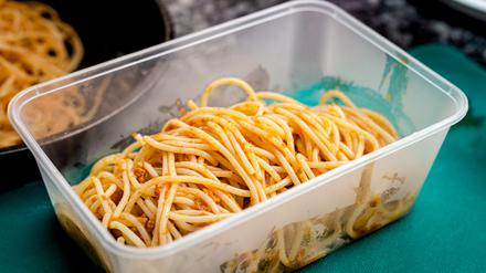 Gekocht, abgekühlt und wieder aufgewärmt enthalten Lebensmittel wie Nudeln, Kartoffeln und Reis mehr resistente Stärke und landen nicht im Müll.