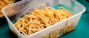 Gekocht, abgekühlt und wieder aufgewärmt enthalten Lebensmittel wie Nudeln, Kartoffeln und Reis mehr resistente Stärke und landen nicht im Müll.
