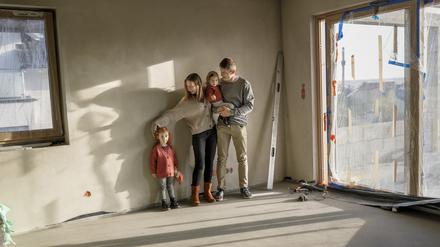 Der Traum vom Eigenheim rückt für junge Familien gefühlt in weite Ferne.