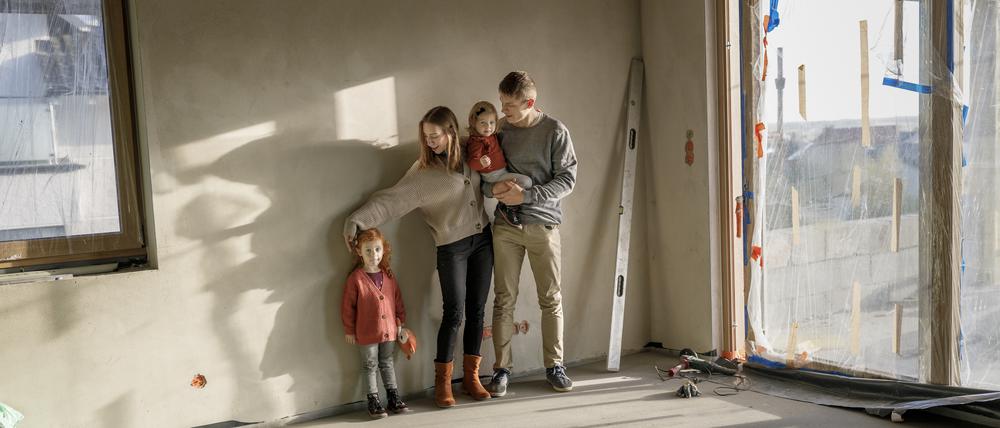 Der Traum vom Eigenheim rückt für junge Familien gefühlt in weite Ferne.