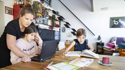 Frauen leisten noch immer mehr unbezahlte Pflegearbeit als Männer.