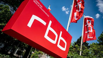 ARCHIV - 08.06.2023, Berlin: Ein Schild mit dem Logo des rbb steht vor dem Gebäude des Senders.  (zu dpa: «RBB richtet seine Kulturwelle neu aus») Foto: Fabian Sommer/dpa +++ dpa-Bildfunk +++