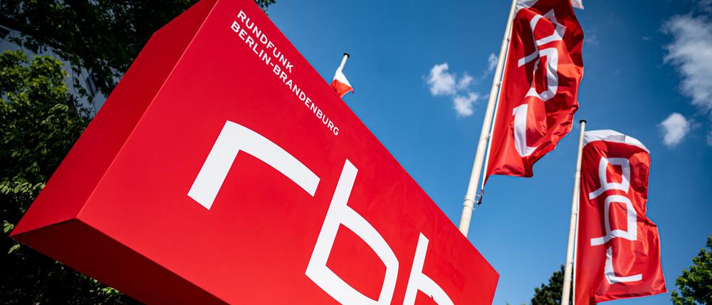 ARCHIV - 08.06.2023, Berlin: Ein Schild mit dem Logo des rbb steht vor dem Gebäude des Senders. (zu dpa: «RBB richtet seine Kulturwelle neu aus») Foto: Fabian Sommer/dpa +++ dpa-Bildfunk +++