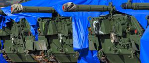 Verpackte Panzer vom Typ Leopard 1 stehen auf einer Fläche vom Truppenübungsplatz Klietz für den Transport in die Ukraine bereit (Symbolbild).