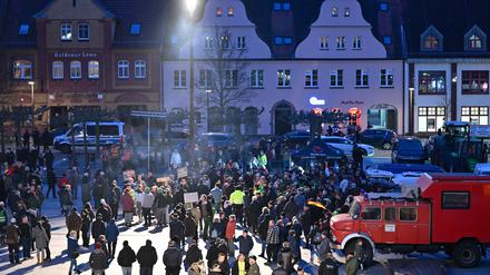 27.02.2024, Brandenburg, Lübben: Viele Menschen nehmen am Abend an einer Demonstration auf dem Marktplatz der Spreewaldstadt Lübben teil. Erneut sind Hunderte Menschen einem Aufruf der Bürgerinitiative «Unser Lübben» gefolgt und zur Demo auf dem Marktplatz gekommen. Foto: Patrick Pleul/dpa - Honorarfrei nur für Bezieher des Dienstes ZB-Funkregio Ost +++ ZB-FUNKREGIO OST +++