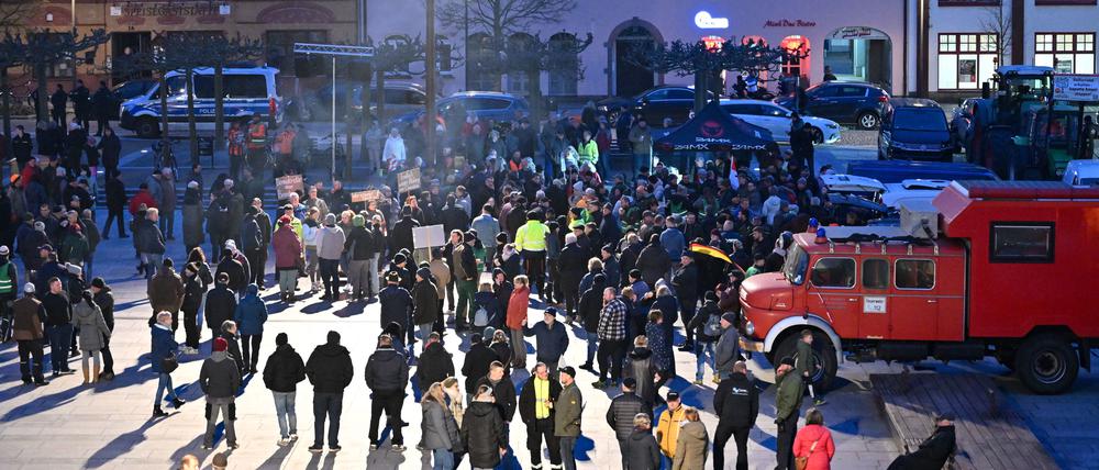 27.02.2024, Brandenburg, Lübben: Viele Menschen nehmen am Abend an einer Demonstration auf dem Marktplatz der Spreewaldstadt Lübben teil. Erneut sind Hunderte Menschen einem Aufruf der Bürgerinitiative «Unser Lübben» gefolgt und zur Demo auf dem Marktplatz gekommen. Foto: Patrick Pleul/dpa - Honorarfrei nur für Bezieher des Dienstes ZB-Funkregio Ost +++ ZB-FUNKREGIO OST +++