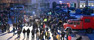 27.02.2024, Brandenburg, Lübben: Viele Menschen nehmen am Abend an einer Demonstration auf dem Marktplatz der Spreewaldstadt Lübben teil. Erneut sind Hunderte Menschen einem Aufruf der Bürgerinitiative «Unser Lübben» gefolgt und zur Demo auf dem Marktplatz gekommen. Foto: Patrick Pleul/dpa - Honorarfrei nur für Bezieher des Dienstes ZB-Funkregio Ost +++ ZB-FUNKREGIO OST +++