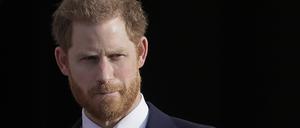 Der britische Prinz Harry steht in den Gärten des Buckingham-Palasts.  