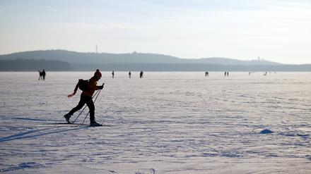 Früher gab es mehr Schnee als heute. Ab und an kann man dennoch das Winterwetter genießen, wie hier auf dem zugefrorenen Müggelsee.
