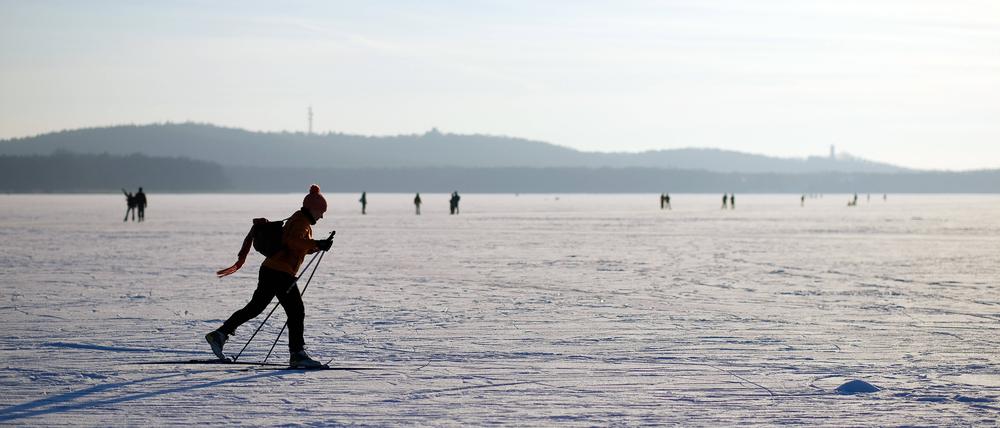 Früher gab es mehr Schnee als heute. Ab und an kann man dennoch das Winterwetter genießen, wie hier auf dem zugefrorenen Müggelsee.