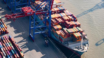 Frachtschiff an einem Containerterminal im Hamburger Hafen.