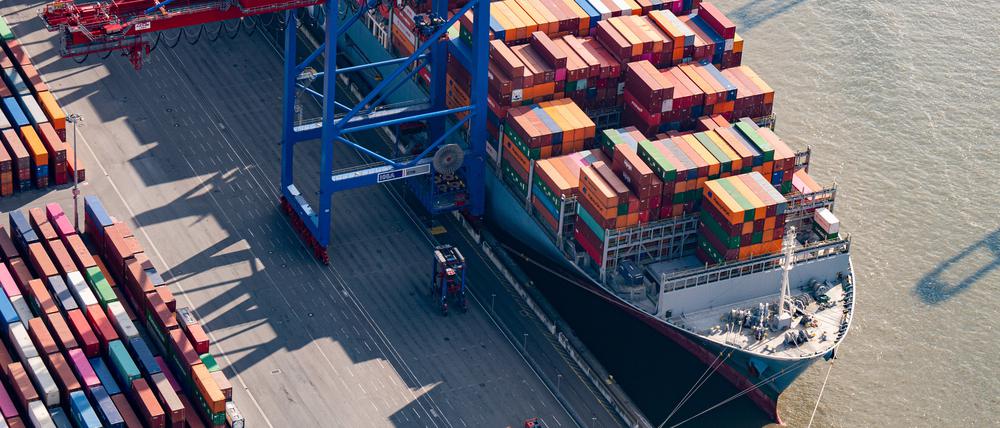 Frachtschiff an einem Containerterminal im Hamburger Hafen.