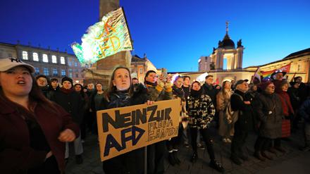 Demo gegen Rechts in Potsdam.
Am 25. Februar um 16:30 Uhr organisierte die zivilgesellschaftliche Initiative “Zusammen gegen Rechts” in der Potsdamer Innenstadt eine Demonstration und Lichteraktion gegen den Rechtsruck und die Bedrohung der Demokratie durch die AfD.