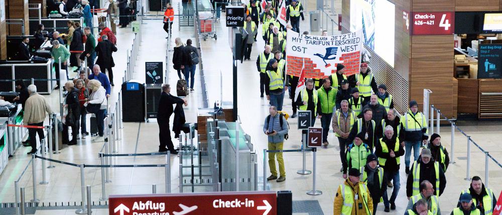 Mitarbeitende der Lufthansa Technik demonstrieren am Mittwoch im Terminal 1 des BER. Verdi hat die Beschäftigten für drei Tage zum Streik aufgerufen.