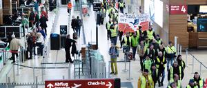 Mitarbeitende der Lufthansa Technik demonstrieren am Mittwoch im Terminal 1 des BER. Verdi hat die Beschäftigten für drei Tage zum Streik aufgerufen. 