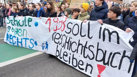 „1933 soll im Geschichtsbuch bleiben“: Schüler-Demo am 28. Februar über die Steglitzer Schloßstraße.
