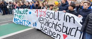 „1933 soll im Geschichtsbuch bleiben“: Schüler-Demo am 28. Februar über die Steglitzer Schloßstraße.