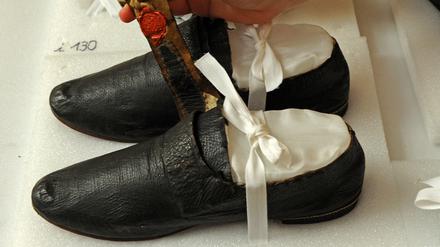In diesen kleinen großen Schuhen muss man erst einmal zu stehen lernen. Das in der Dresdner Rüstkammer aufbewahrte Fußwerk des Philosophen.