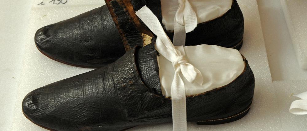 In diesen kleinen großen Schuhen muss man erst einmal zu stehen lernen. Das in der Dresdner Rüstkammer aufbewahrte Fußwerk des Philosophen.