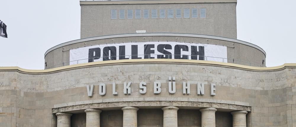 «Pollesch» steht auf dem Banner, das über der Volksbühne aufgehängt ist.