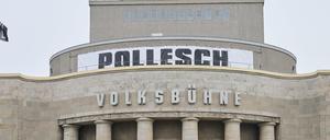 «Pollesch» steht auf dem Banner, das über der Volksbühne aufgehängt ist. 