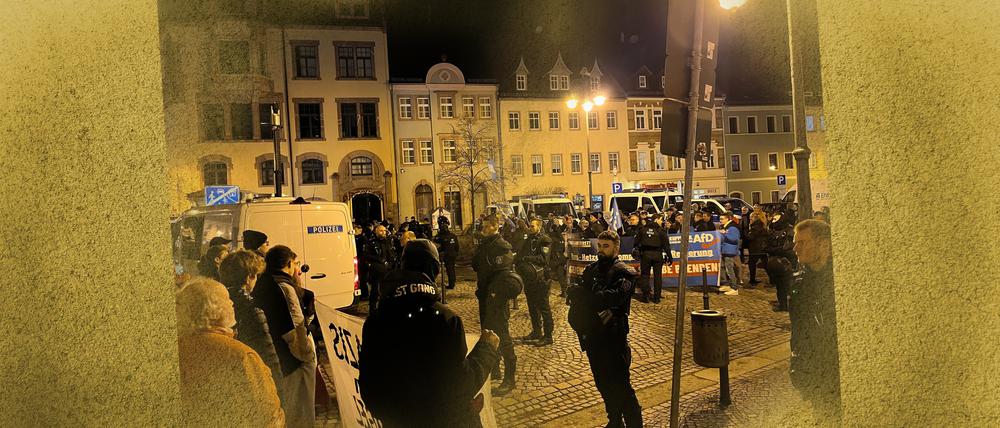Im sächsischen Waldheim stehen sich rechte „Spaziergänger“ und Gegendemonstranten gegenüber.