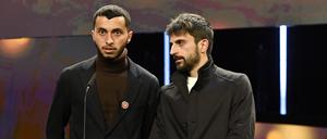Yuval Abraham (links) und Basel Adra wurden mit dem Berlinale Dokumentarfilmpreis 2024 für „No Other Land“ ausgezeichnet..  