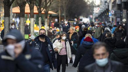 Am Tag vor dem harten Lockdown in Berlin im Dezember drängten noch einmal viele Menschen in Geschäfte.