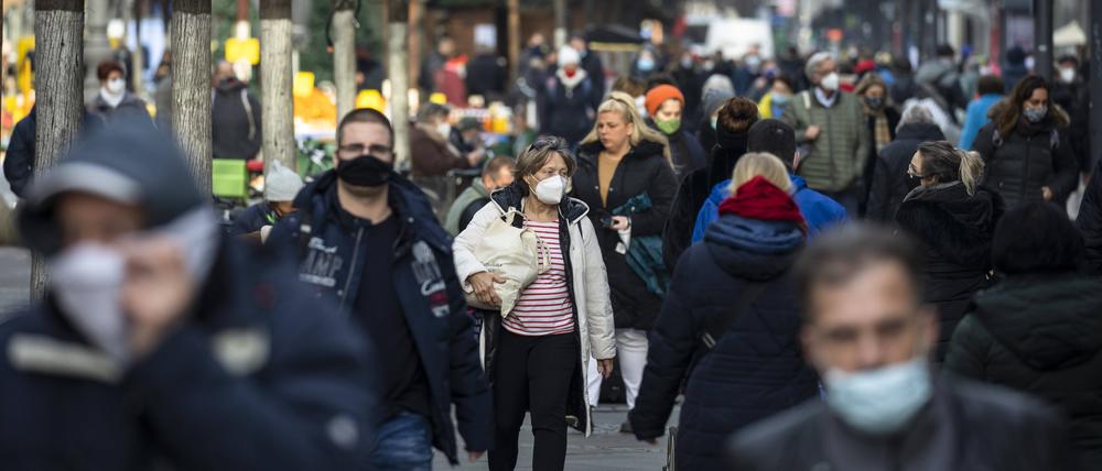 Am Tag vor dem harten Lockdown in Berlin im Dezember drängten noch einmal viele Menschen in Geschäfte.