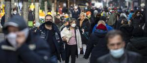 Am Tag vor dem harten Lockdown in Berlin im Dezember drängten noch einmal viele Menschen in Geschäfte.