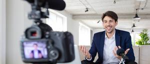 Finfluencer teilen in den sozialen Medien ihr Wissen über Finanzen – und finden vor allem bei jüngeren Nutzerinnen und Nutzern viel Zuspruch.