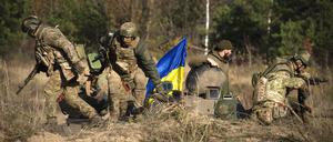 Soldaten der 1. Brigade der ukrainischen Nationalgarde Bureviy (Hurricane) üben während der Gefechtsausbildung auf einem Truppenübungsplatz im Norden der Ukraine.