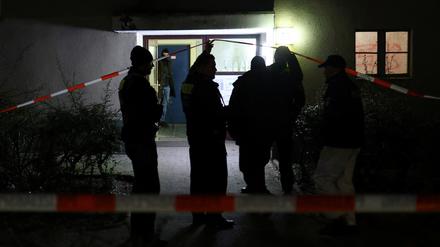 Polizisten im Hauseingang der in ihrer Wohnung  festgenommenen Daniela Klette.