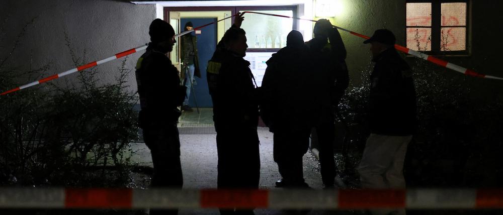 Polizisten im Hauseingang der in ihrer Wohnung festgenommenen Daniela Klette.