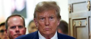 Der ehemalige US-Präsident Donald Trump nimmt am 11. Januar 2024 an den Schlussplädoyers im Betrugsverfahren gegen die Trump Organization vor dem New York State Supreme Court im Stadtbezirk Manhattan in New York City, USA, teil.  
